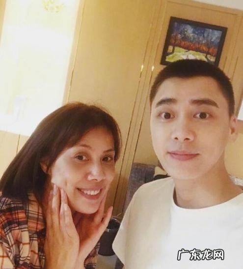 李易峰为妈妈庆生视频，李易峰 妈妈