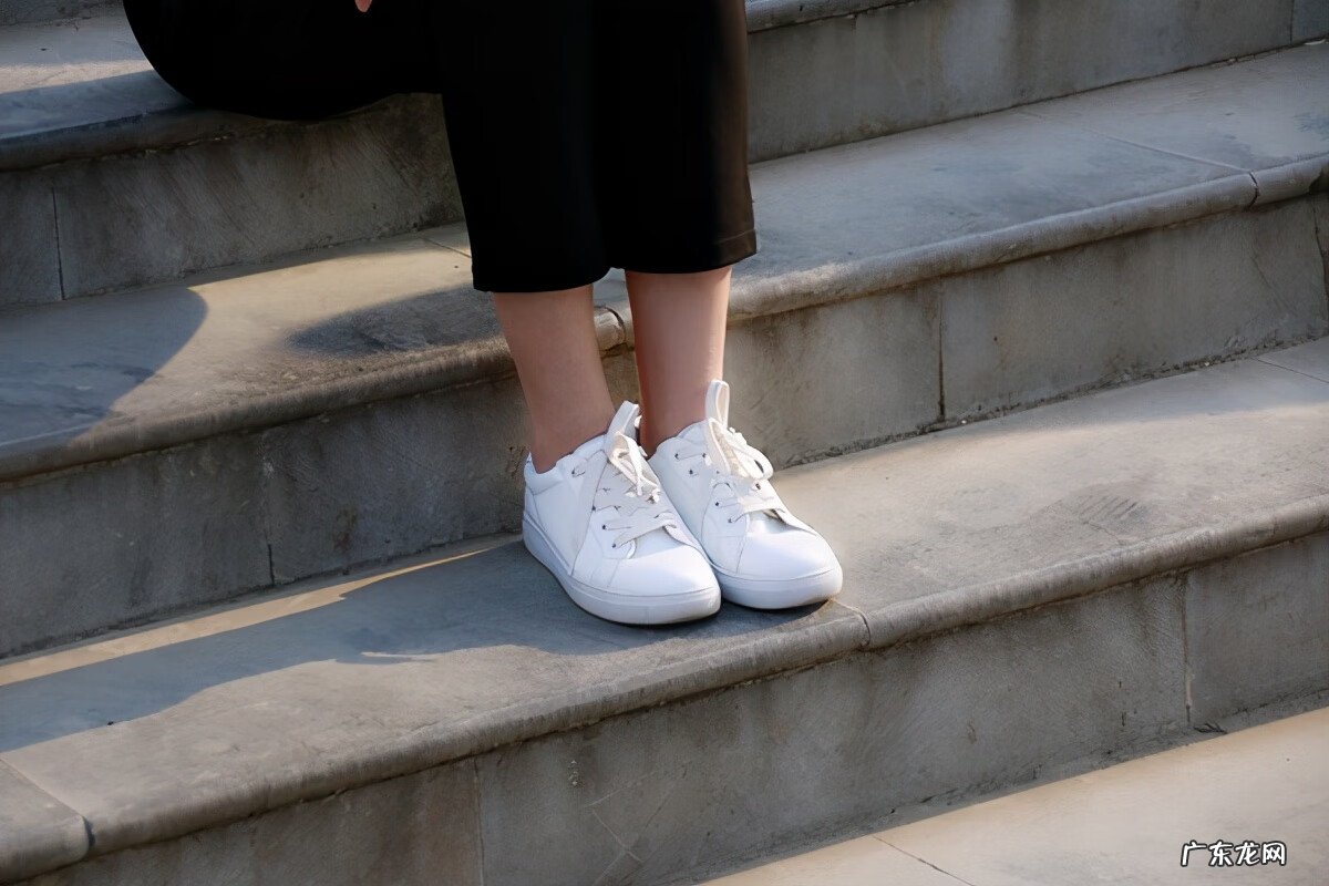 脚上长了鸡眼怎么处理 脚上有鸡眼怎么办呢