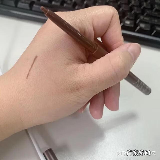 眼线笔用什么颜色比较自然 眼线笔颜色推荐