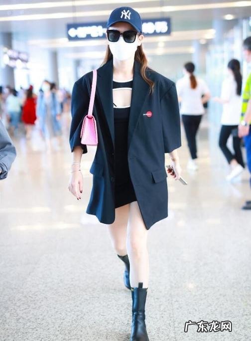 戚薇穿宽大西装亮相图片，戚薇西装照