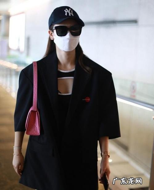 戚薇穿宽大西装亮相图片，戚薇西装照