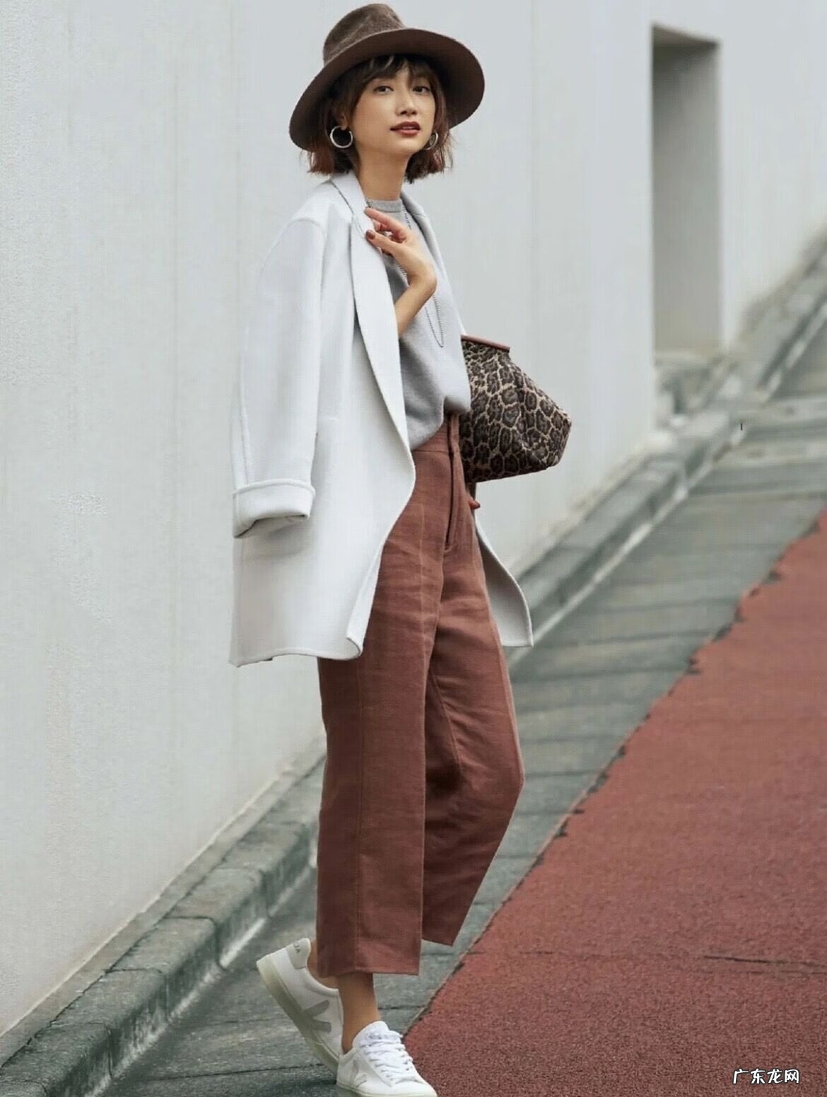 女生戴什么颜色的帽子好看 女生戴帽子什么颜色好看