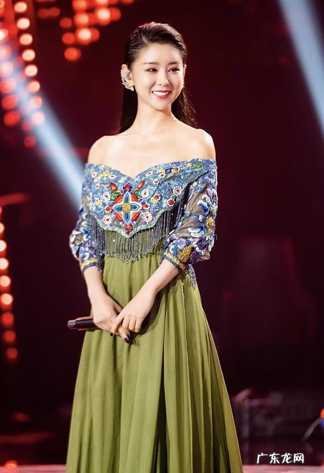 小西服怎么搭配才好看 小西装搭配什么发型图片