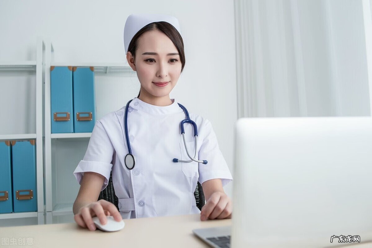 头上长很多痘痘是什么原因 头上长痘痘是什么原因引起的