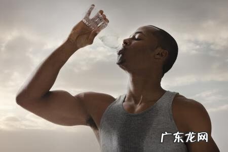 吃个饭额头大汗淋漓 吃饭就大汗淋漓