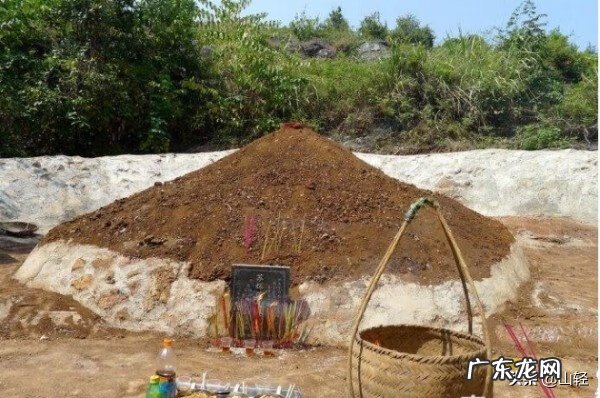 梦见自己家的坟地风水不好 梦见说坟地风水不好
