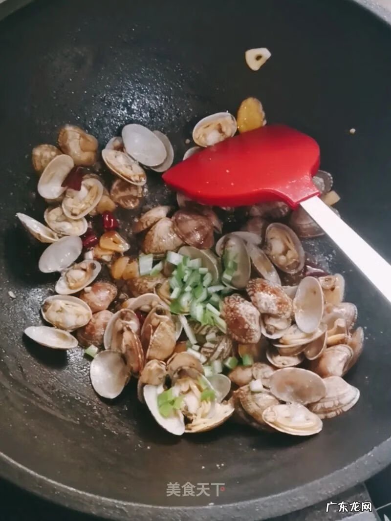 花蛤吃哪个部位 花蛤怎么炒好吃步骤如下