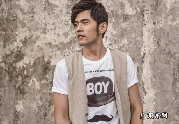 周杰伦晒与超跑合影照片,邓超和周杰伦合照