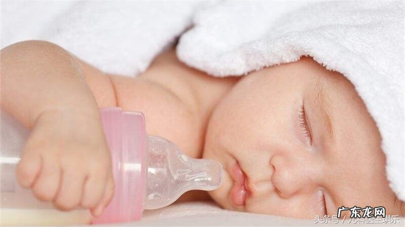 婴儿睡觉不想吃奶 婴儿不想吃奶怎么回事