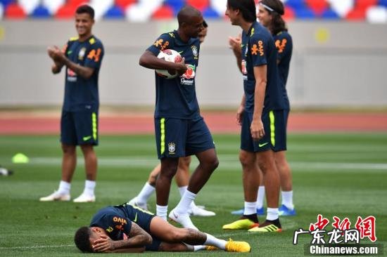 内马尔真的滚了 内马尔滚了多少圈