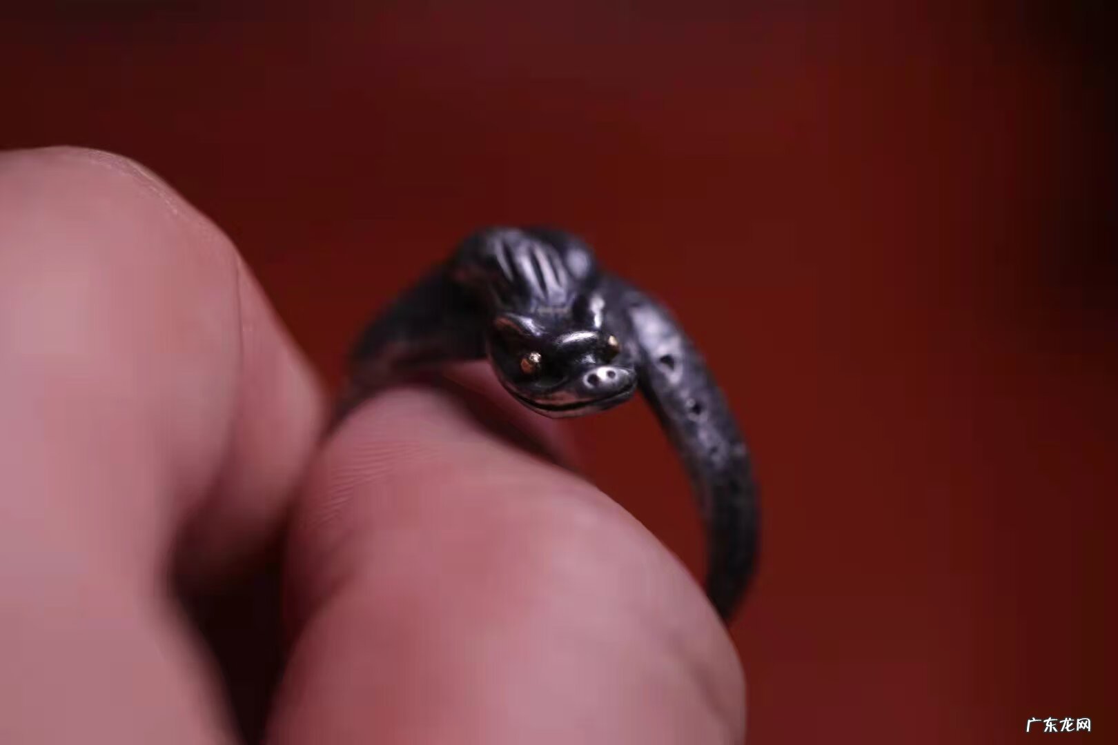 蛇戒掉钻吗 蛇戒指