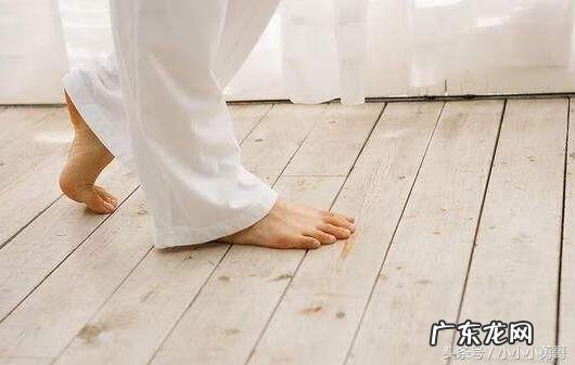 小腿有点浮肿是怎么回事 小腿浮肿是怎么回事啊