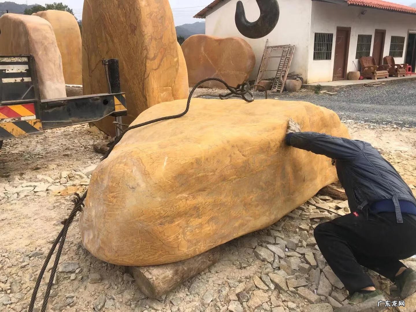 镇宅石头刻什么字好 乡村刻字石