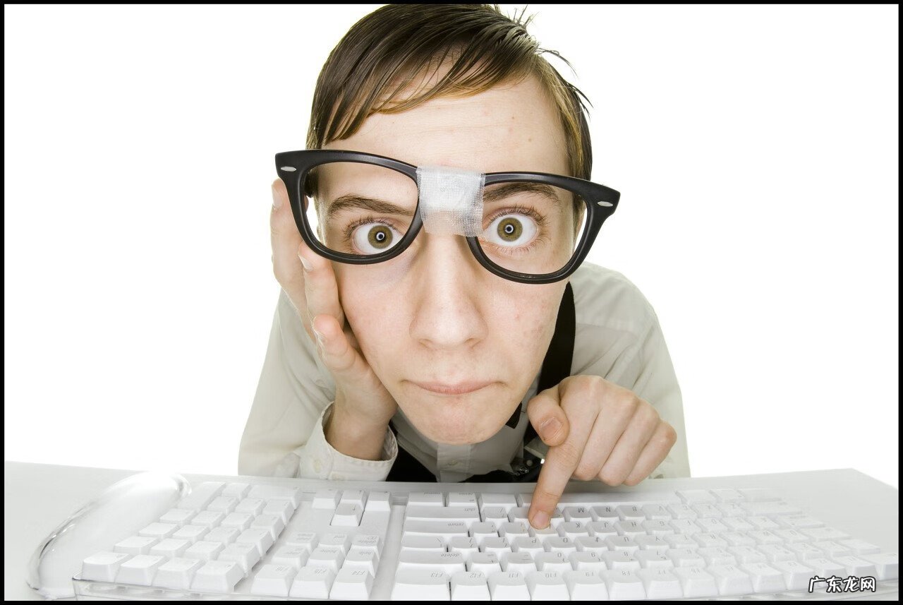 鼻子旁边有小坑那是什么 鼻子边上有坑