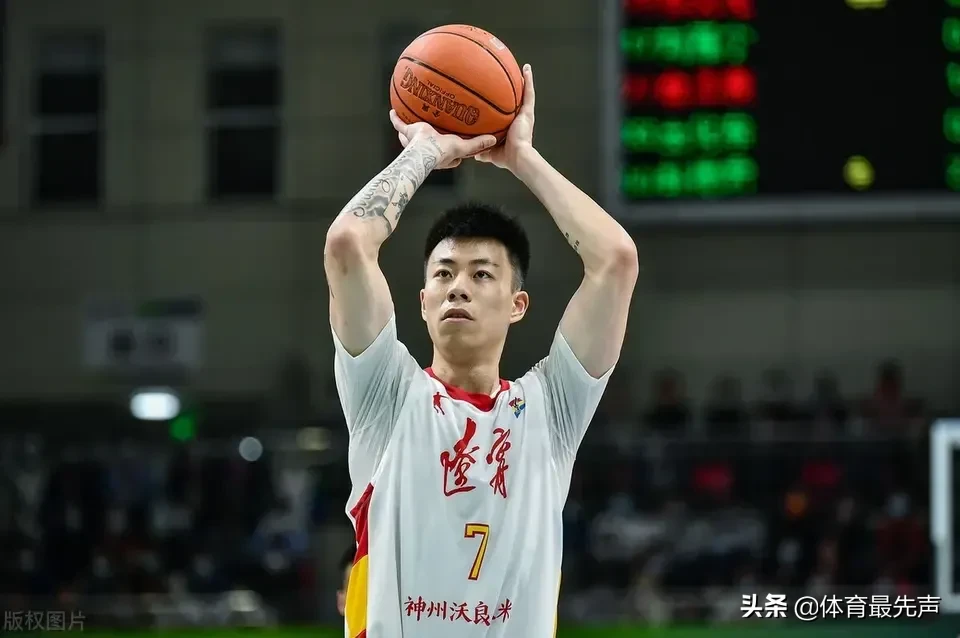 张镇麟没被试训邀请上“沈阳头条”,球迷喝彩对王芳母子公平吗?