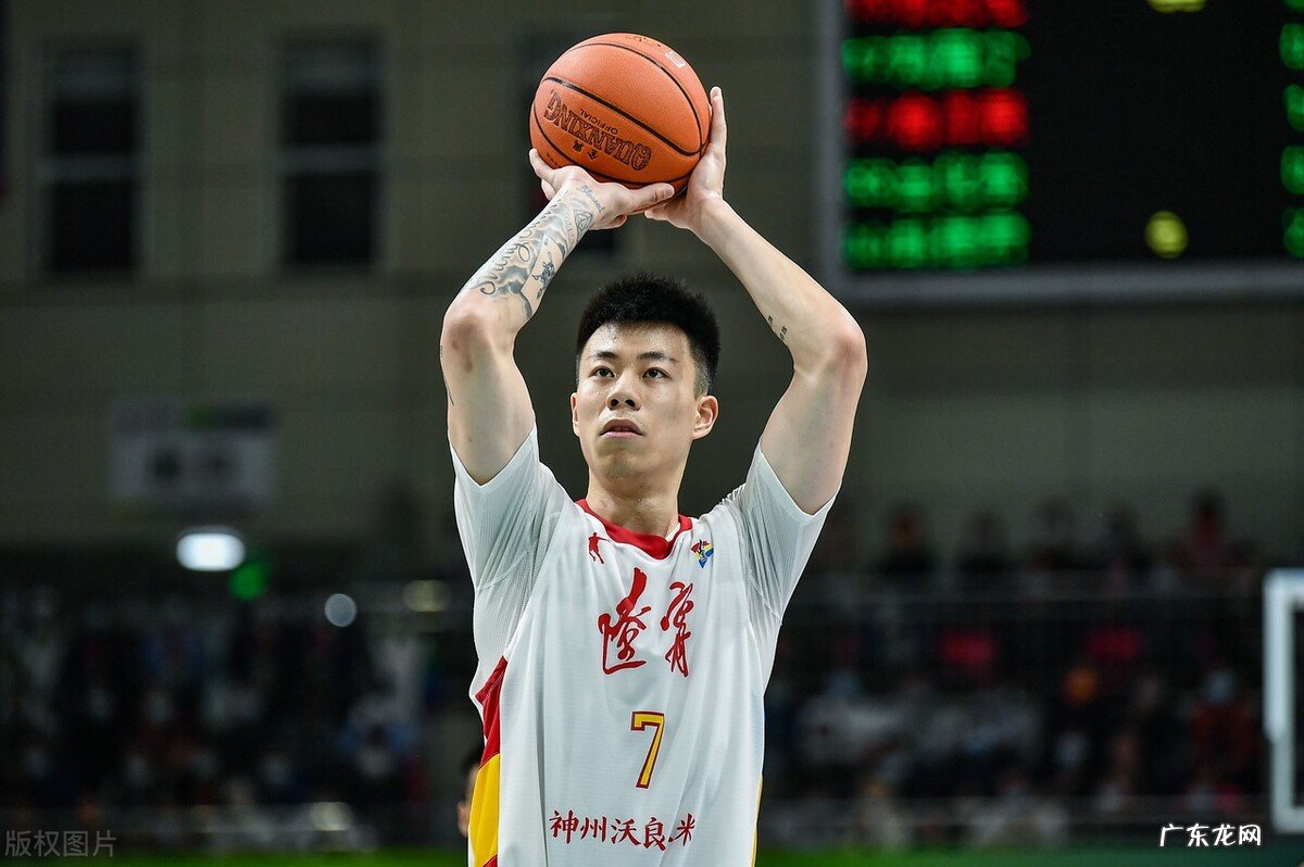 张镇麟没被试训邀请上“沈阳头条”,球迷喝彩对王芳母子公平吗?