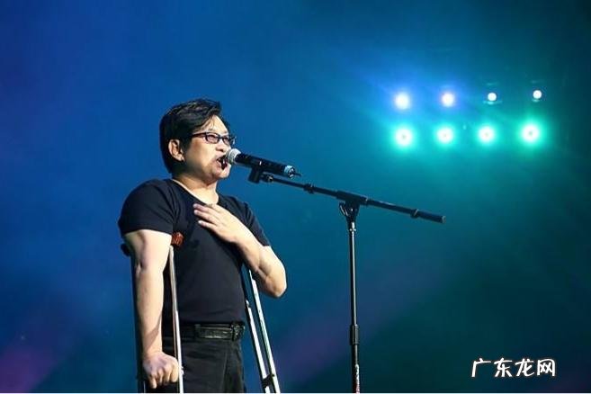 “乐坛鲁迅”60岁郑智化全家福曝光:有爱的地方,就是天堂