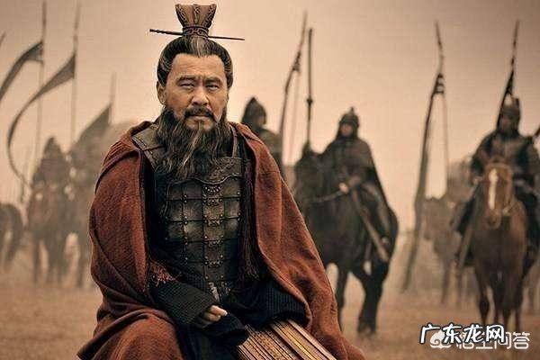 曹操南下，刘备带领10余万百姓撤离，是仁慈爱民还是做挡箭牌？