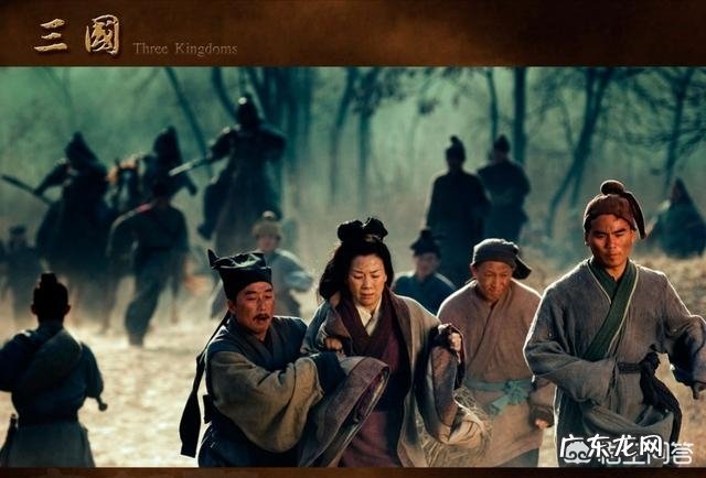 曹操南下，刘备带领10余万百姓撤离，是仁慈爱民还是做挡箭牌？