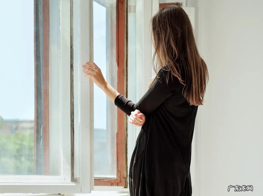 隔着玻璃晒太阳有效果吗 隔着玻璃晒太阳有用吗