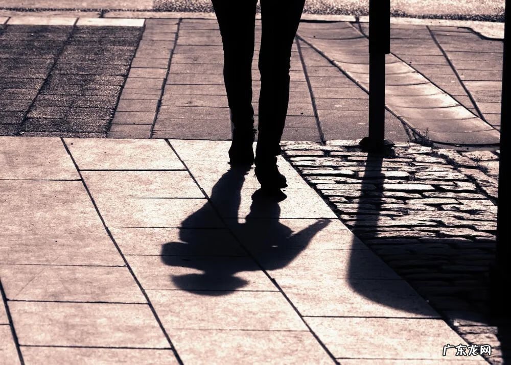 隔着玻璃晒太阳有效果吗 隔着玻璃晒太阳有用吗