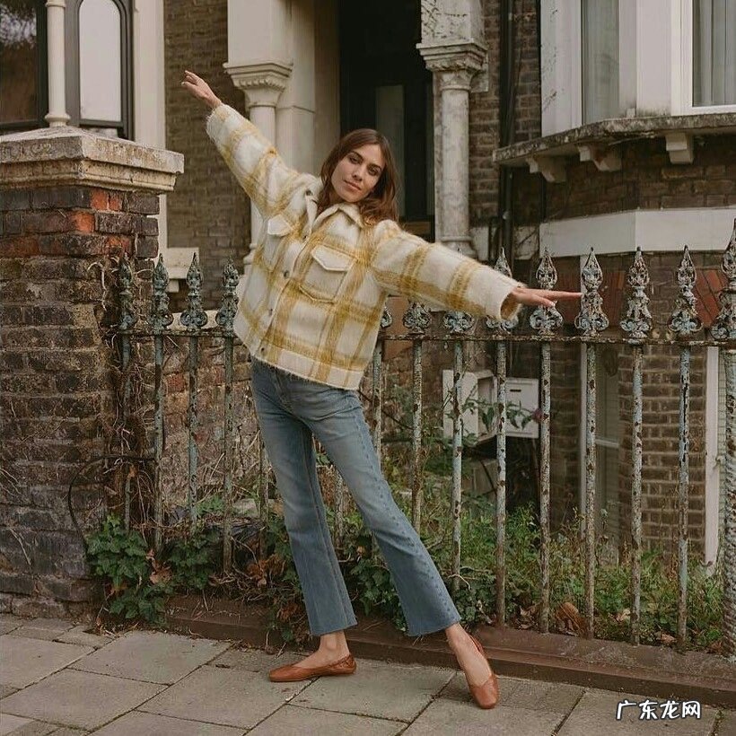 平淡的脸怎么搭配衣服穿?