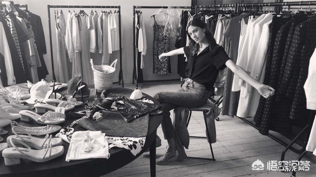 平淡的脸怎么搭配衣服穿?