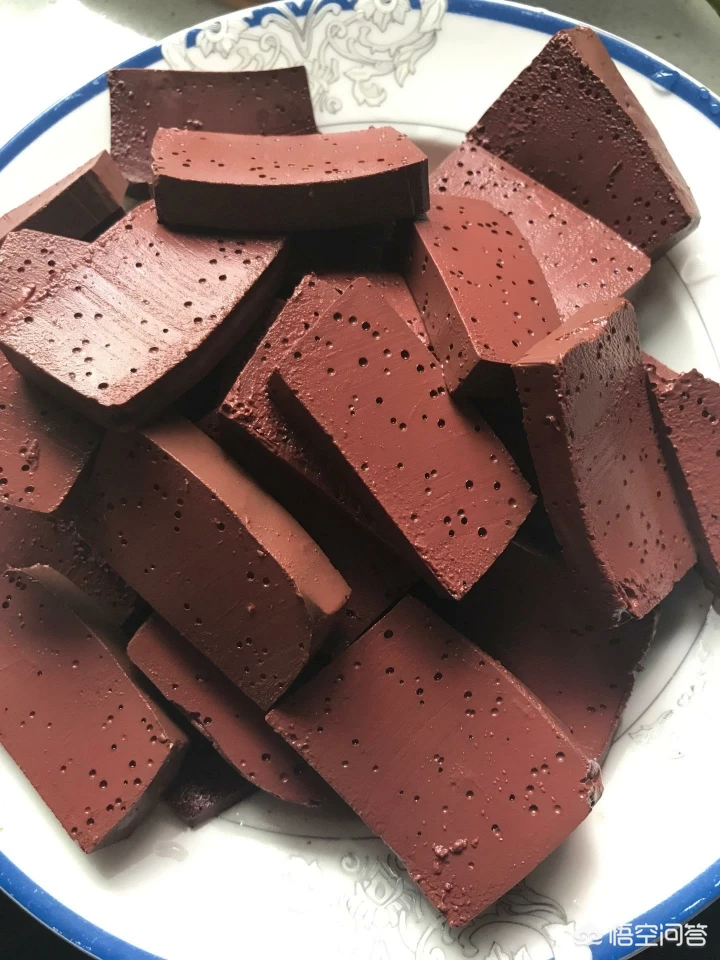 喜欢吃猪血,但现在市场上买不到真的,现在猪血是什么做的,经常吃有哪些危害?