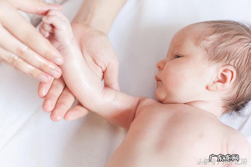 宝宝大便有点黑色 宝宝大便黑色颗粒