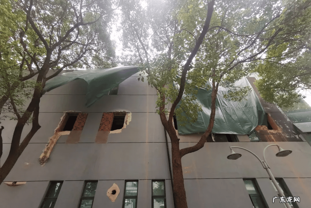 窗户对着对面两栋楼之间 屋子窗户正对两栋楼之间