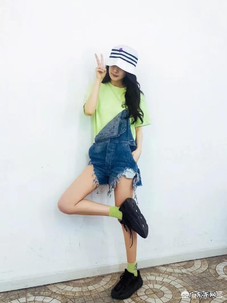 今年夏天最流行的服装搭配是什么样的？