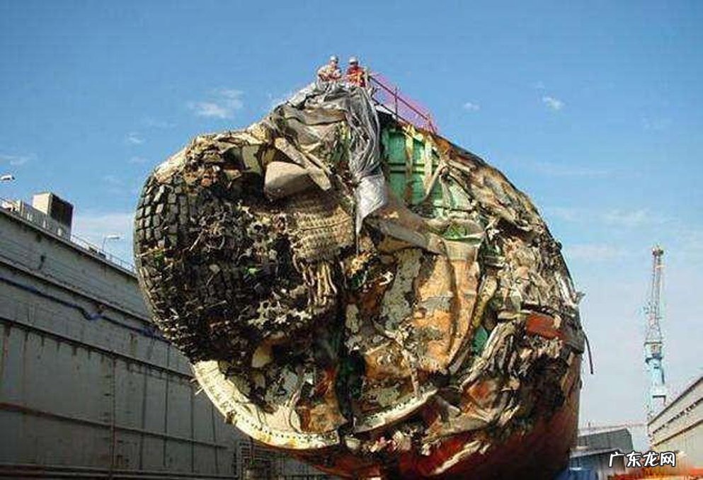 怎么看待美国核潜艇发生撞击事件，并造成多人受伤呢？