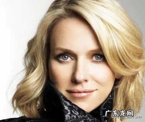 我暗恋一位高级白领很久,她很优秀,颜值也高,因为我是工人,有点自卑,该怎么办?