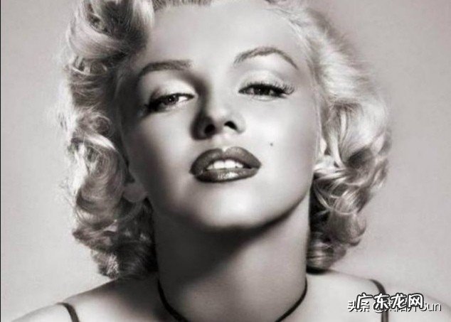 我暗恋一位高级白领很久,她很优秀,颜值也高,因为我是工人,有点自卑,该怎么办?