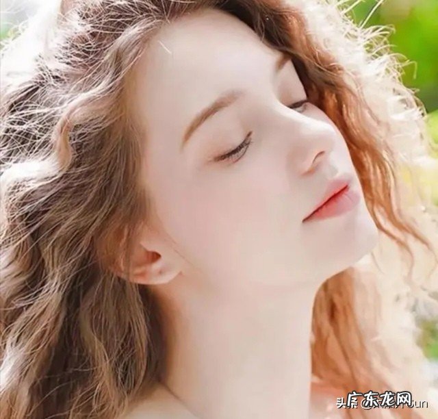 我暗恋一位高级白领很久,她很优秀,颜值也高,因为我是工人,有点自卑,该怎么办?