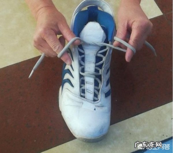 快速系鞋带的方法图解?