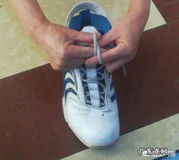 快速系鞋带的方法图解?