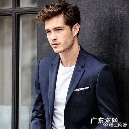 今年流行的西装，内搭搭什么好看？