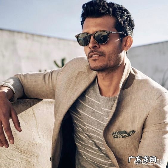 今年流行的西装，内搭搭什么好看？