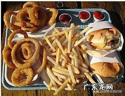 吃美味的垃圾食品和吃口感一般的健康食品,你会选哪个?