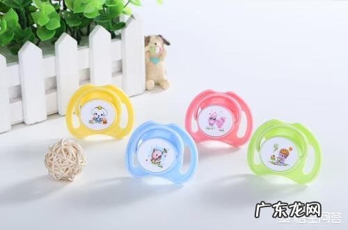 小婴儿用安抚奶嘴好吗 婴儿用安抚奶嘴好吗?