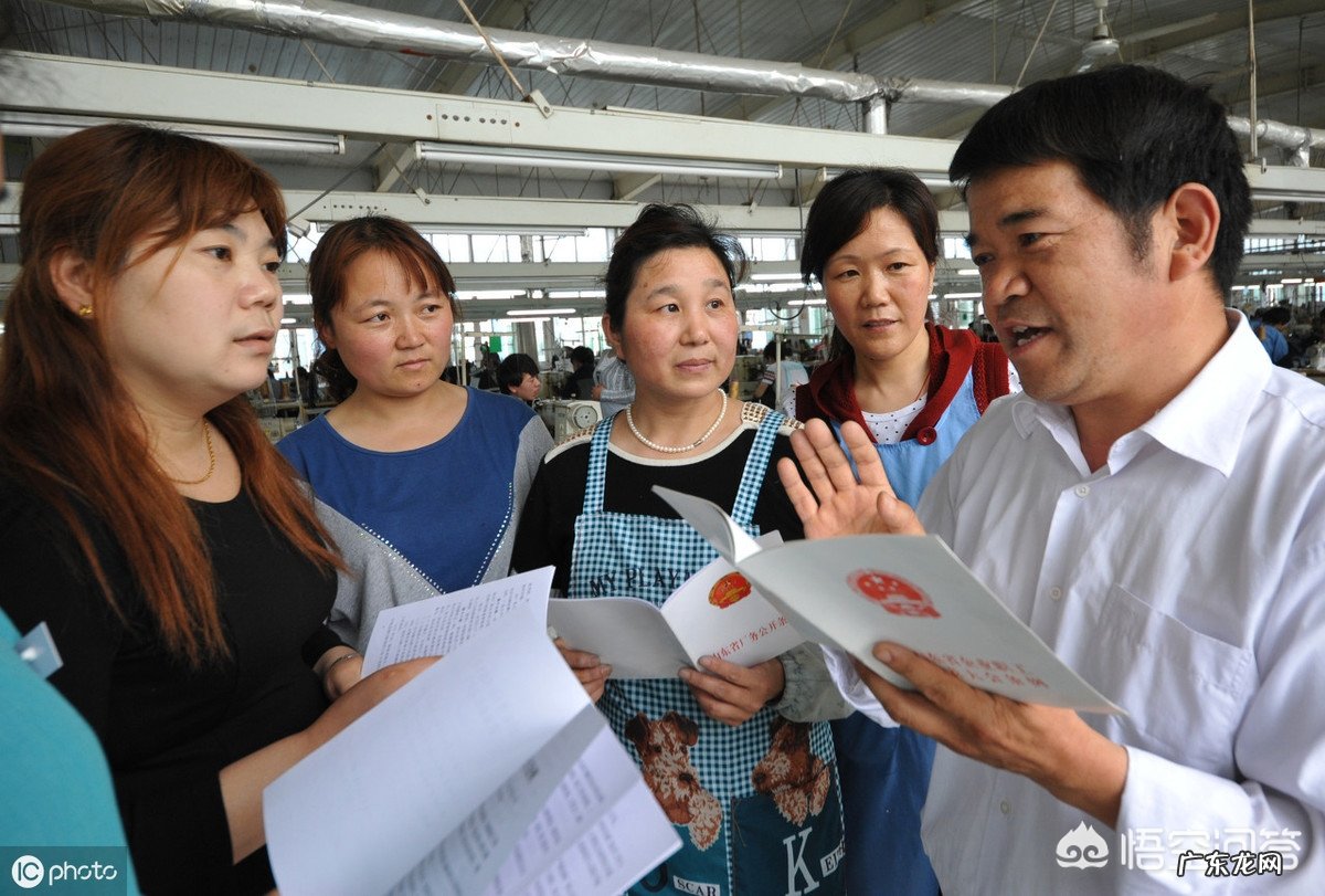 我在某大型保险公司从事财务工作,刚刚考取了派遣编制工会社会工作者,哪个工作更好?