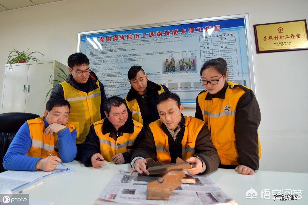 我在某大型保险公司从事财务工作,刚刚考取了派遣编制工会社会工作者,哪个工作更好?