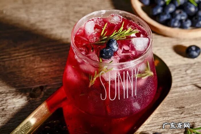 蓝莓汁为什么是红色的 蓝莓汁的功效