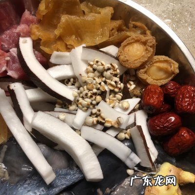 椰子煲鸡的作用与功效 椰子煲鸡