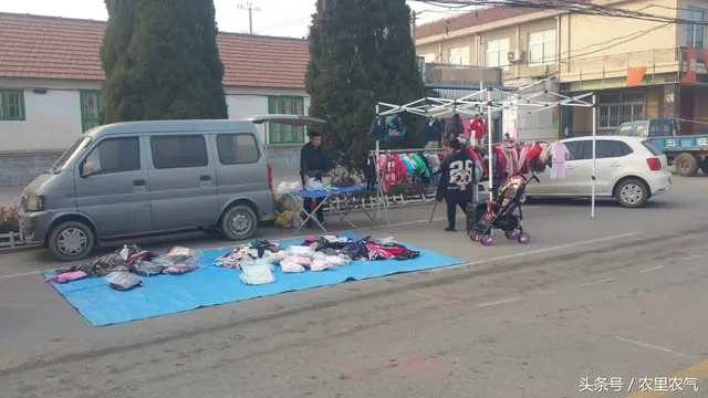 做生意亏了负债10万左右,现有1小轿车代步,想出去摆摊跑江湖那种,有什么建议吗?