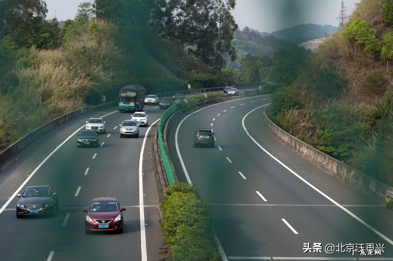 朋友送异性知己去机场,途中出车祸,安全气囊都打开了,知己客套几句就雇车走了,对吗?