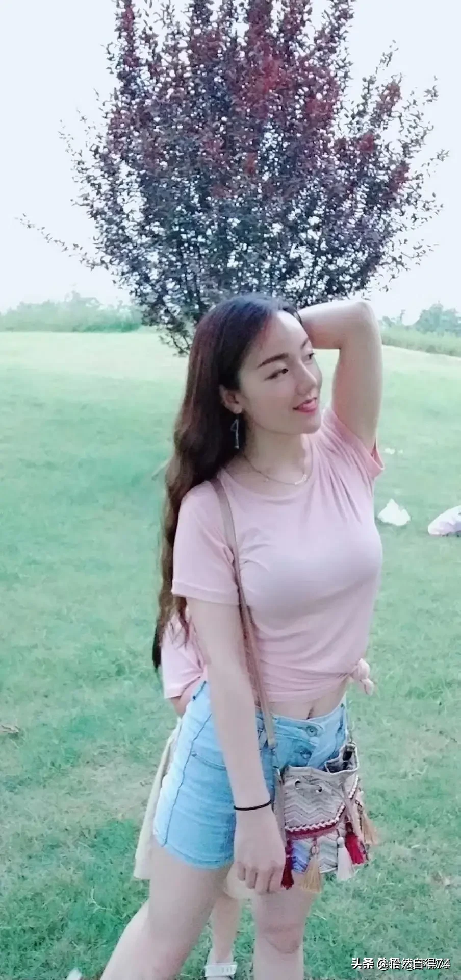 普通的长袖T恤怎样穿出时尚感?