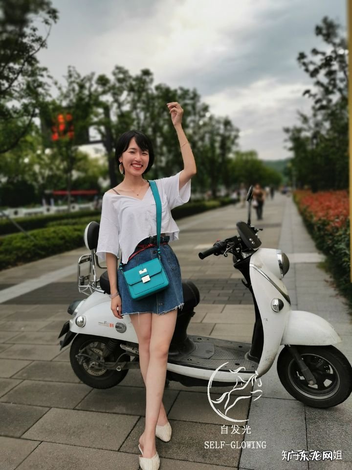 普通的长袖T恤怎样穿出时尚感?