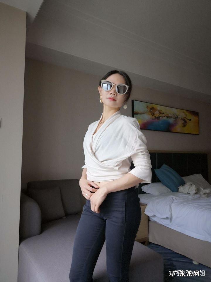 普通的长袖T恤怎样穿出时尚感?